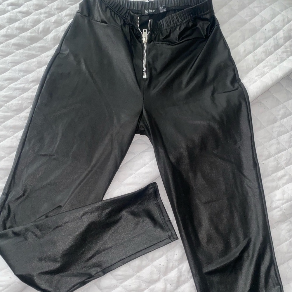 COMFORTABLE lightweight fake leather look leggings